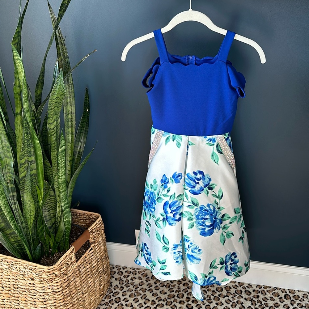 Sz 7 Xtraordinary Scalloped Sleeve off-shoulder dress with bedazzled pockets!